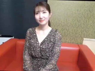 一排小姐姐！挑选人气最高的操！奇怪形状大屌男，各种姿势爆操，旁边还有解说，人妖加入卖力干